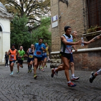 Foto Nicoloro G.   09/11/2014   Ravenna    Sedicesima edizione della " Maratona Internazionale Ravenna Città d Arte ". nella foto un momento della corsa con passaggio di borraccia, come Coppi e Bartali.