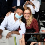 Foto Nicoloro G.   27/09/2021   Ravenna   Il leader di Italia Viva e' in citta' per presentare il suo libro e sostenere la lista Ravenna in Campo, che a lui fa riferimento e che appoggia l' elezione a sindaco del candidato del Centrosinistra. nella foto Matteo Renzi tra foto ricordo e autografi sul suo libro.