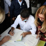 Foto Nicoloro G.   27/09/2021   Ravenna   Il leader di Italia Viva e' in citta' per presentare il suo libro e sostenere la lista Ravenna in Campo, che a lui fa riferimento e che appoggia l' elezione a sindaco del candidato del Centrosinistra. nella foto Matteo Renzi firma copie del suo libro.