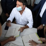 Foto Nicoloro G.   27/09/2021   Ravenna   Il leader di Italia Viva e' in citta' per presentare il suo libro e sostenere la lista Ravenna in Campo, che a lui fa riferimento e che appoggia l' elezione a sindaco del candidato del Centrosinistra. nella foto Matteo Renzi firma copie del suo libro.