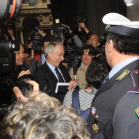 Foto Nicoloro G. 01/06/2011 Milano Passaggio di consegne a palazzo Marino dall’ ex sindaco Letizia Moratti al neo eletto Giuliano Pisapia. nella foto Giuliano Pisapia tra i giornalisti radio-televisivi