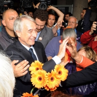 Foto Nicoloro G. 01/06/2011 Milano Passaggio di consegne a palazzo Marino dall’ ex sindaco Letizia Moratti al neo eletto Giuliano Pisapia. nella foto Giuliano Pisapia tra la folla dei manifestanti