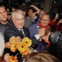 Foto Nicoloro G. 01/06/2011 Milano Passaggio di consegne a palazzo Marino dall’ ex sindaco Letizia Moratti al neo eletto Giuliano Pisapia. nella foto Giuliano Pisapia tra la folla dei manifestanti