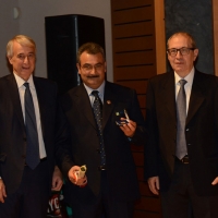 Foto Nicoloro G.  07/12/2014    Milano    Tradizionale cerimonia della consegna degli Ambrogini da parte del Comune di Milano. nella foto il ferroviere Mario Amico tra il sindaco Giuliano Pisapia e il presidente del Consiglio comunale Basilio Rizzo.