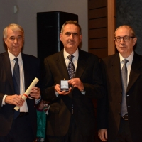 Foto Nicoloro G.  07/12/2014    Milano    Tradizionale cerimonia della consegna degli Ambrogini da parte del Comune di Milano. nella foto il medico e ricercatore Ugo Cioffi tra il sindaco Giuliano Pisapia e il presidente del Consiglio comunale Basilio Rizzo.