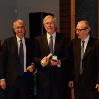 Foto Nicoloro G.  07/12/2014    Milano    Tradizionale cerimonia della consegna degli Ambrogini da parte del Comune di Milano. nella foto l' avvocato e giurista Remo Danovi tra il sindaco Giuliano Pisapia e il presidente del Consiglio comunale Basilio Rizzo.