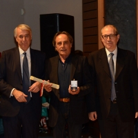 Foto Nicoloro G.  07/12/2014    Milano    Tradizionale cerimonia della consegna degli Ambrogini da parte del Comune di Milano. nella foto l' attore Nino Formicola tra il sindaco Giuliano Pisapia e il presidente del Consiglio comunale Basilio Rizzo.