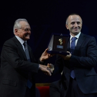 Foto Nicoloro G.  29/11/2015   Ravenna   44° edizione del Premio Guidarello per il Giornalismo d' Autore organizzato da Confindustria Ravenna. nella foto il giornalista Fabrizio Gatti premiato per la sezione cultura dal presidente Fondazione Cassa di Risparmio Ravenna Lanfranco Gualtieri.