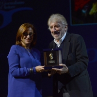 Foto Nicoloro G.  29/11/2015   Ravenna   44° edizione del Premio Guidarello per il Giornalismo d' Autore organizzato da Confindustria Ravenna. nella foto l' attore Gigi Proietti riceve il premio per la sezione radio/televisione dalla dirigente Eni Manuela Liverzani.