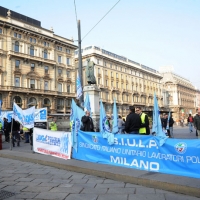 Foto Nicoloro G. 18/10/2011 Milano Alcune sigle sindacali della Polizia di Stato hanno organizzato un presidio in piazza Cordusio per sensibilizzare la cittadinanza sulle problematiche che i tagli lineari hanno prodotto sulla gestione della sicurezza e della legalita’. In primo luogo i tagli hanno azzerato le risorse necessarie per l’ acquisto della benzina per far girare le auto che garantiscono la sicurezza e l’ incolumita’. Per questo i sindacati hanno aperto una sottoscrizione con la casuale ” Fondi per l’ acquisto benzina per la sicurezza, la difesa e il soccorso pubblico “. nella foto Manifestanti, striscione e bandiere