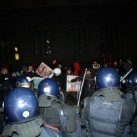 Foto Nicoloro G.  07/12/2014    Milano    Tradizionale serata inaugurale della stagione lirica del Teatro alla Scala. nella foto  tensione e scontri fra le forze dell' ordine e i manifestanti.