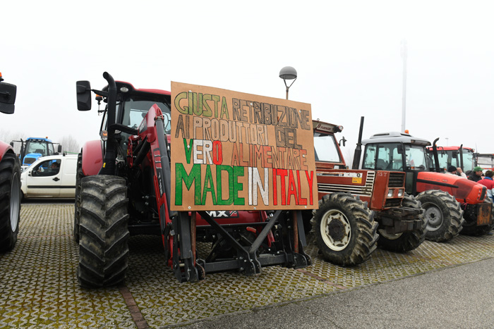 Foto Nicoloro G.   29/01/2024   Ravenna   Protesta degli agricoltori contro le politiche agricole dell' Europa. nella foto cartelli di protesta.