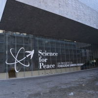 Foto Nicoloro G.  16/11/2013  Milano   Quinta edizione di " Science for Peace " due giorni di dibattiti dedicati agli scienziati impegnati per la Pace. nella foto l' esterno dell' UniversitÃ  Bocconi dove si svolge l' evento.