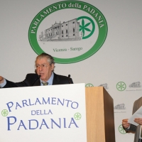 Foto Nicoloro G. 04/12/2011 Vicenza Dopo quattro anni si riunisce il Parlamento Padano nella sua sede di villa " La Favorita ". nella foto Umberto Bossi – Renzo Bossi