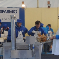 Foto Nicoloro G. 09/04/2012 Fontanelice ( BO) Cinquantaseiesima edizione della tradizionale " Sagra della pie' fretta ", cioe' della " pizza fritta ", che si tiene nella cittadina di Fontanelice ogni lunedi' di Pasqua e che oltre alle consuete bancarelle offre anche una divertente corsa di asini. nella foto La preparazione della "pie' fretta"