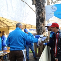 Foto Nicoloro G. 09/04/2012 Fontanelice ( BO) Cinquantaseiesima edizione della tradizionale " Sagra della pie' fretta ", cioe' della " pizza fritta ", che si tiene nella cittadina di Fontanelice ogni lunedi' di Pasqua e che oltre alle consuete bancarelle offre anche una divertente corsa di asini. nella foto La distribuzione della "pie' fretta"