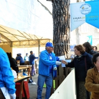 Foto Nicoloro G. 09/04/2012 Fontanelice ( BO) Cinquantaseiesima edizione della tradizionale " Sagra della pie' fretta ", cioe' della " pizza fritta ", che si tiene nella cittadina di Fontanelice ogni lunedi' di Pasqua e che oltre alle consuete bancarelle offre anche una divertente corsa di asini. nella foto La distribuzione della "pie' fretta"