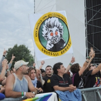 Foto Nicoloro/Omega  26/09/2010 Cesena Seconda giornata del " Woodstock 5 Stelle - Musica & Futuro " organizzato dal " Movimento 5 Stelle " di Beppe Grillo all' interno del parco dell' Ippodromo di Cesena. nella foto Simpatizzanti del Movimento 5 Stelle, i cosidetti "grillini", con cartello