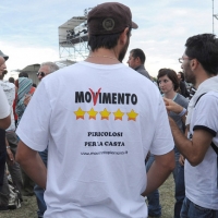 Foto Nicoloro/Omega  26/09/2010 Cesena Seconda giornata del " Woodstock 5 Stelle - Musica & Futuro " organizzato dal " Movimento 5 Stelle " di Beppe Grillo all' interno del parco dell' Ippodromo di Cesena. nella foto Un simpatizzante del Movimento 5 Stelle, un "grillino", con maglietta