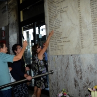 Foto Nicoloro G.  02/08/2015   Bologna   Trentacinquesimo anniversario della strage alla stazione di Bologna. nella foto i familiari delle vittime rendono omaggio alla lapide.