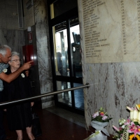 Foto Nicoloro G.  02/08/2015   Bologna   Trentacinquesimo anniversario della strage alla stazione di Bologna. nella foto i familiari delle vittime rendono omaggio alla lapide.
