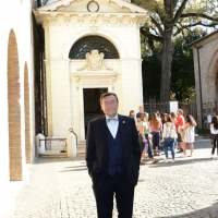 Foto Nicoloro G. 13/09/2017 Ravenna Si apre la settima edizione di ' Dante 2021 ' dal titolo ' il lungo studio e il grande amore '. Questo festival, attraverso una lunga serie di iniziative, portera' al settimo centenario della morte del Sommo Poeta. nella foto davanti alla tomba del Sommo Poeta, il professore Alexander Lobodanov, studioso dell' opera dantesca di Mosca.