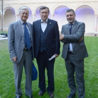 Foto Nicoloro G. 13/09/2017 Ravenna Si apre la settima edizione di \' Dante 2021 \' dal titolo \' il lungo studio e il grande amore \'. Questo festival, attraverso una lunga serie di iniziative, portera\' al settimo centenario della morte del Sommo Poeta. nella foto da sinistra Claudio Marazzini, presidente Accademia della Crusca, Alexander Lobodanov, studioso dantesco di Mosca, e Domenico De Martino, direttore artistico di Dante 2021.