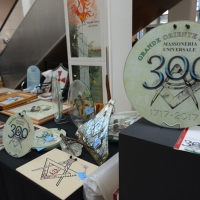 Foto Nicoloro G. 07/04/2017 Rimini Il Grande Oriente d' Italia ( GOI ) celebra i 300 anni di Massoneria nell' ambito dell' annuale assemblea della Gran Loggia che riunisce tutte le Logge d' Italia. Il tema di questa edizione e' ' La memoria del passato. Le radici nel futuro '. nella foto alcuni dei gadget in esposizione.