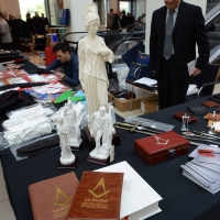 Foto Nicoloro G. 07/04/2017 Rimini Il Grande Oriente d' Italia ( GOI ) celebra i 300 anni di Massoneria nell' ambito dell' annuale assemblea della Gran Loggia che riunisce tutte le Logge d' Italia. Il tema di questa edizione e' ' La memoria del passato. Le radici nel futuro '. nella foto alcuni dei gadget in esposizione.