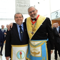 Foto Nicoloro G. 07/04/2017 Rimini Il Grande Oriente d' Italia ( GOI ) celebra i 300 anni di Massoneria nell' ambito dell' annuale assemblea della Gran Loggia che riunisce tutte le Logge d' Italia. Il tema di questa edizione e' ' La memoria del passato. Le radici nel futuro '. nella foto due dei partecipanti all' evento.