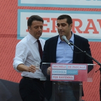 Foto Nicoloro G. 03/06/2016 Ravenna Chiusura campagna elettorale amministrative del PD a Ravenna con l' intervento del presidente del Consiglio. nella foto il presidente del Consiglio Matteo Renzi porge un bicchiere d' acqua al candidato sindaco Michele De Pascale.