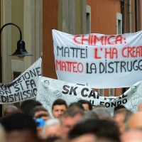 Foto Nicoloro G. 03/06/2016 Ravenna Chiusura campagna elettorale amministrative del PD a Ravenna con l' intervento del presidente del Consiglio. nella foto uno striscione di protesta contro il presidente del Consiglio.