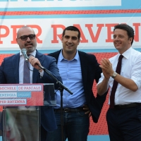 Foto Nicoloro G. 03/06/2016 Ravenna Chiusura campagna elettorale amministrative del PD a Ravenna con l' intervento del presidente del Consiglio. nella foto da sinistra il presidente della regione Emilia-Romagna Stefano Bonaccini, il candidato sindaco Michele De Pascale e il premier Matteo Renzi.