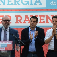 Foto Nicoloro G. 03/06/2016 Ravenna Chiusura campagna elettorale amministrative del PD a Ravenna con l' intervento del presidente del Consiglio. nella foto da sinistra il presidente della regione Emilia-Romagna Stefano Bonaccini, il candidato sindaco Michele De Pascale e il premier Matteo Renzi.