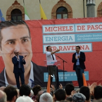 Foto Nicoloro G. 03/06/2016 Ravenna Chiusura campagna elettorale amministrative del PD a Ravenna con l' intervento del presidente del Consiglio. nella foto da sinistra il presidente della regione Emilia-Romagna Stefano Bonaccini, il premier Matteo Renzi e il candidato sindaco Michele De Pascale.