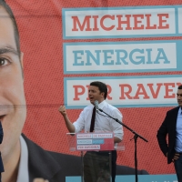 Foto Nicoloro G. 03/06/2016 Ravenna Chiusura campagna elettorale amministrative del PD a Ravenna con l\' intervento del presidente del Consiglio. nella foto da sinistra il presidente della regione Emilia-Romagna Stefano Bonaccini, il premier Matteo Renzi e il candidato sindaco Michele De Pascale.