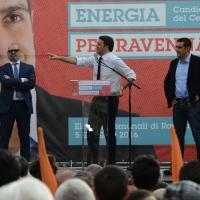 Foto Nicoloro G. 03/06/2016 Ravenna Chiusura campagna elettorale amministrative del PD a Ravenna con l\' intervento del presidente del Consiglio. nella foto da sinistra il presidente della regione Emilia-Romagna Stefano Bonaccini, il premier Matteo Renzi e il candidato sindaco Michele De Pascale.