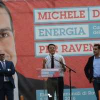 Foto Nicoloro G. 03/06/2016 Ravenna Chiusura campagna elettorale amministrative del PD a Ravenna con l\' intervento del presidente del Consiglio. nella foto da sinistra il presidente della regione Emilia-Romagna Stefano Bonaccini, il premier Matteo Renzi e il candidato sindaco Michele De Pascale.