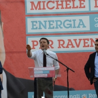 Foto Nicoloro G. 03/06/2016 Ravenna Chiusura campagna elettorale amministrative del PD a Ravenna con l\' intervento del presidente del Consiglio. nella foto da sinistra il presidente della regione Emilia-Romagna Stefano Bonaccini, il premier Matteo Renzi e il candidato sindaco Michele De Pascale.