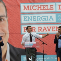 Foto Nicoloro G. 03/06/2016 Ravenna Chiusura campagna elettorale amministrative del PD a Ravenna con l\' intervento del presidente del Consiglio. nella foto da sinistra il presidente della regione Emilia-Romagna Stefano Bonaccini, il premier Matteo Renzi e il candidato sindaco Michele De Pascale.