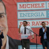 Foto Nicoloro G. 03/06/2016 Ravenna Chiusura campagna elettorale amministrative del PD a Ravenna con l\' intervento del presidente del Consiglio. nella foto da sinistra il presidente della regione Emilia-Romagna Stefano Bonaccini, il premier Matteo Renzi e il candidato sindaco Michele De Pascale.