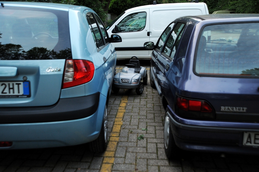 Foto Nicoloro G. Scatti fotografici effettuati qua e là cogliendo al volo persone, animali, particolari, effetti, curiosità. nella foto Un'auto parcheggiata di misura