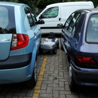 Foto Nicoloro G. Scatti fotografici effettuati qua e là cogliendo al volo persone, animali, particolari, effetti, curiosità. nella foto  Un\'auto parcheggiata di misura