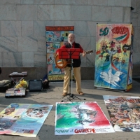 Foto Nicoloro G. Scatti fotografici fatti per strada immortalando musicisti, strumenti musicali e ... suoni. nella foto Il cantastorie siciliano Franco Trincale si esibisce in piazza del Duomo nella giornata del 25 Aprile.