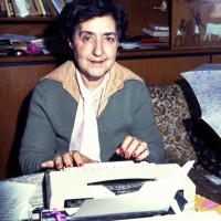 28/05/1990 Milano La poetessa Alda Merini nella sua casa sui Navigli.