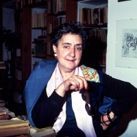 Giugno 1990 Milano La poetessa Alda Merini in posa nella Libreria antiquaria Pontremoli che frequentava spesso.