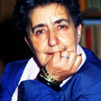 Giugno 1990 Milano La poetessa Alda Merini in posa nella Libreria antiquaria Pontremoli che frequentava spesso.