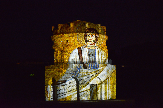Foto Nicoloro G. 22/05/2016 Ravenna Nell' ambito della Festa dell’Accoglienza, dedicata agli ospiti tedeschi in vacanza in occasione della Pentecoste lungo tutta la Riviera Romagnola, spettacolare video Mapping 3D dal titolo ' Visioni di Eterno: Teodorico il Grande '. L' evento ha visto il Mausoleo di Teodorico ricoperto da grafiche suggestive che ne hanno esaltato le forme dando vita ad una simbiosi tra movimento ritmico delle immagini e la possente massa del monumento. nella foto un momento della performance.