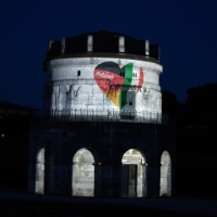 Foto Nicoloro G. 22/05/2016 Ravenna Nell' ambito della Festa dell’Accoglienza, dedicata agli ospiti tedeschi in vacanza in occasione della Pentecoste lungo tutta la Riviera Romagnola, spettacolare video Mapping 3D dal titolo ' Visioni di Eterno: Teodorico il Grande '. L' evento ha visto il Mausoleo di Teodorico ricoperto da grafiche suggestive che ne hanno esaltato le forme dando vita ad una simbiosi tra movimento ritmico delle immagini e la possente massa del monumento. nella foto un momento della performance.