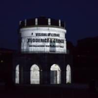 Foto Nicoloro G. 22/05/2016 Ravenna Nell' ambito della Festa dell’Accoglienza, dedicata agli ospiti tedeschi in vacanza in occasione della Pentecoste lungo tutta la Riviera Romagnola, spettacolare video Mapping 3D dal titolo ' Visioni di Eterno: Teodorico il Grande '. L' evento ha visto il Mausoleo di Teodorico ricoperto da grafiche suggestive che ne hanno esaltato le forme dando vita ad una simbiosi tra movimento ritmico delle immagini e la possente massa del monumento. nella foto un momento della performance.